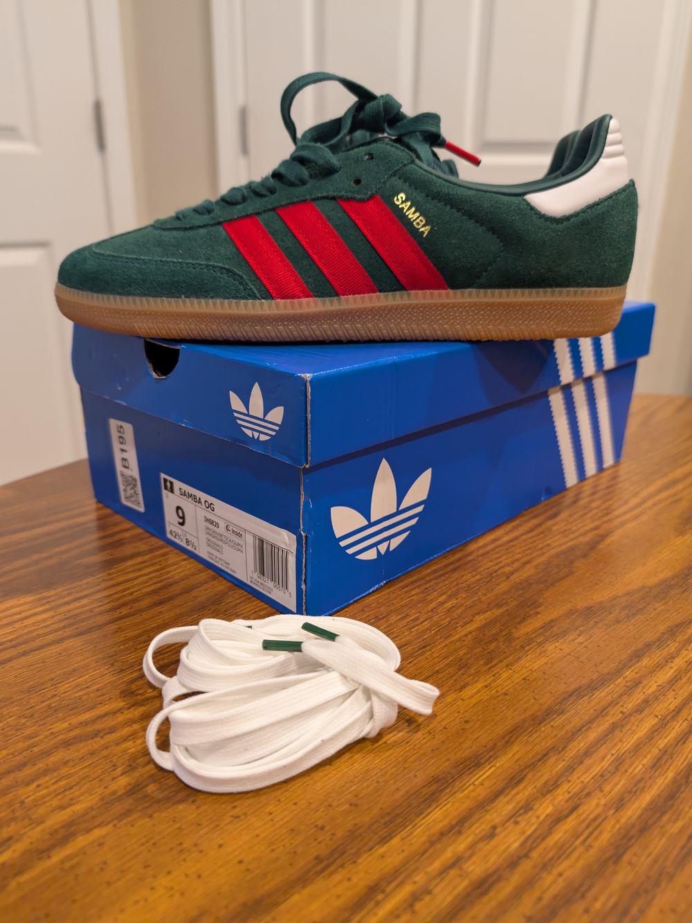 Adidas Samba OG Men's Green Suede with Red Stripes! Size 9 Men Or 10 Women